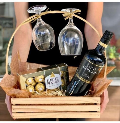 Joululahjat Diy, Creative Gift Baskets, Homemade Gift Baskets, Football Workouts, Personalised Gifts Diy, Wine Gift Baskets, Wine Baskets, Christmas Gift Basket Ideas, Diy Gift Baskets