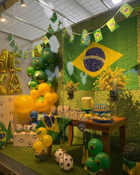 Vitrine da Copa: ideias para lojas de roupas e de departamento Brazilian Decoration, Brazilian Decorations Party, Brazilian Decor, Brazilian Carnival Decorations, Brazilian Birthday Party, Brazil Party Decorations, Brazilian Party Decorations, Brazil Birthday Party, Brazil Themed Party