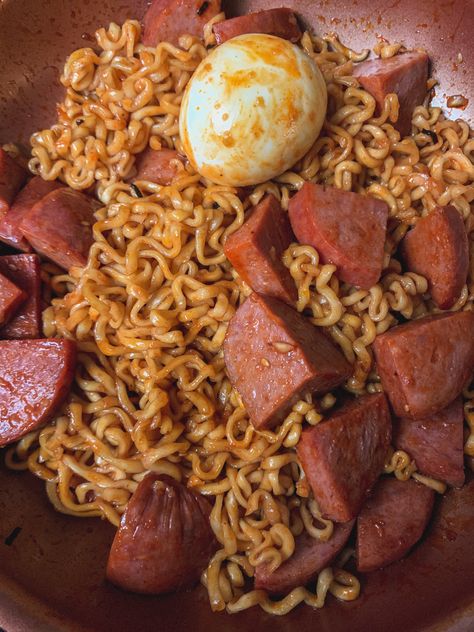 Spicy Ramen Noodle Recipes, Momo Food, Samyang Food, Chicken Ramen Noodle Recipes, Hot Chicken Flavor Ramen, Chicken Sausage Recipes, African Recipes Nigerian Food, Hard Boiled Egg, Nigerian Food