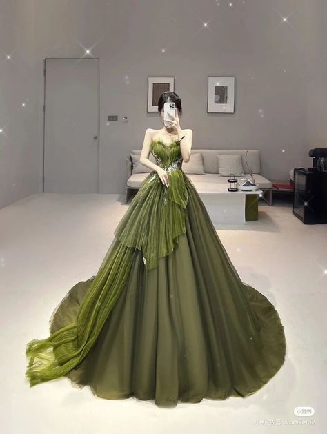 Ball Gowns Fantasy, Debut Dresses, Beautiful Ball Gowns, Girls Dress Outfits, Gowns Dresses Elegant, Old Fashion Dresses, Royal Dresses, Princess Ball Gowns, Pretty Prom Dresses