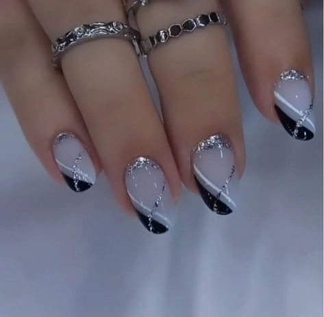 Silver And Black Nail Designs, Nails Black And Silver, Black And Silver Nail Designs, Black Silver Nails, Wedding Acrylic Nails, Natural Nails Manicure, Fingernail Art, Silver Nail Designs, Alice Madness