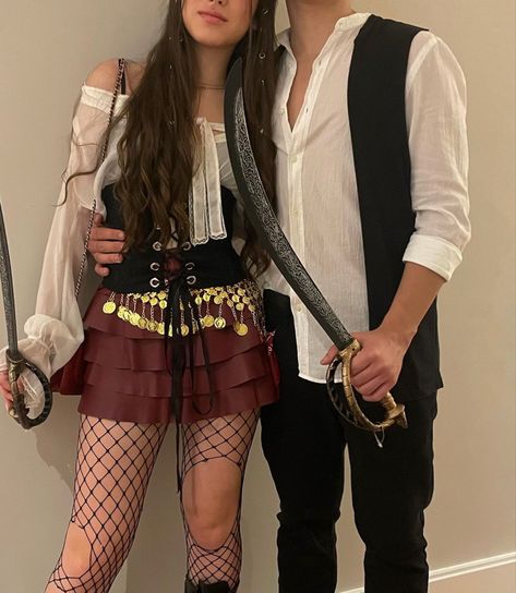 Pirate Costume Couple, Halloween Costumes Brunette, Caribbean Outfits, Pirate Costumes, Hot Halloween Outfits, Pirate Halloween Costumes, Pretty Halloween Costumes, Pirate Halloween, Duo Halloween Costumes