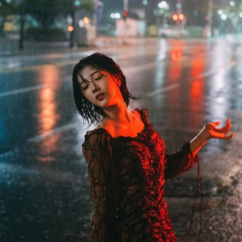 Rain Portrait, Rain Shoot, Rainy Photoshoot, Rain Photoshoot, Rainy Street, Rain Photo, Night Street, Shotting Photo, Shooting Photo