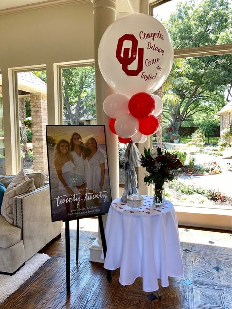 Red White Graduation Party, College Table At High School Grad Party, Graduation Party Gift Table Ideas, Red Graduation Party Decorations, Graduation Party Ideas Red And White, Grad Party Table Set Up, Grad Party Venue Ideas, Red And White Grad Party, Ou Grad Party