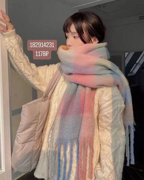 Pink Fluffy Scarf, Cute Winter Outfits Colorful, Cute Winter Scarf, Fluffy Scarf Outfit, Scarf Styles Winter, Winter Scarf Styles, Pink Scarf Outfit, Winter Scarf Outfit, Colorful Scarf Outfit