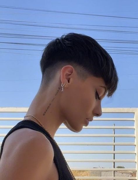 Short Tomboy Haircut, Tomboy Haircut, Short Wavy Haircuts, Androgynous Hair, Gents Hair Style, Short Hair Tomboy, Really Short Hair, Men Hair Color, Hair Inspiration Short