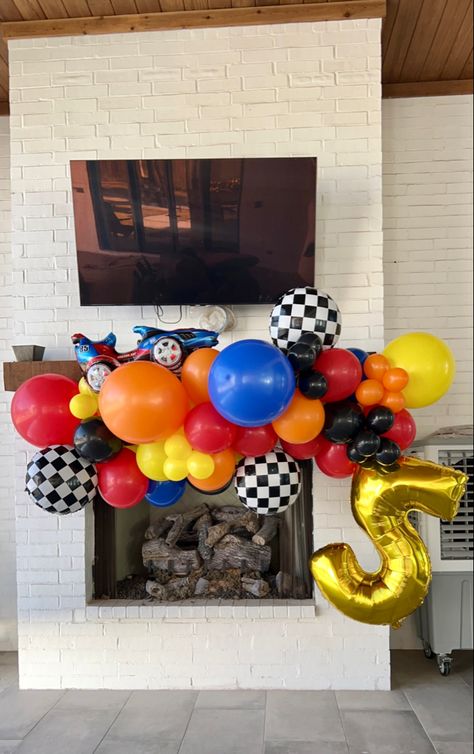 Hot Wheels Balloon Garland, Fireplace Balloons, Baloon Garland, Outdoor Garland, Fireplace Garland, Skating Party, Roller Skating Party, Shower Balloons, Skate Party