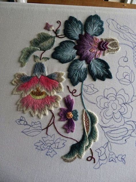 Bordado Jacobean, Jacobean Embroidery, Crewel Embroidery Patterns, Crewel Embroidery Kits, Embroidery Tutorial, Pola Sulam, Brazilian Embroidery, Embroidery Flowers Pattern, Embroidery Supplies