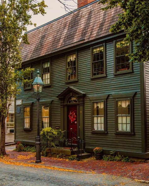 New England Houses Exterior, Old New England Homes Exterior, Rhode Island Homes, New England Architecture, New England Colonial House Exterior, New England House Exterior, Rhode Island Fall, New England Colonial House, Rhode Island Aesthetic