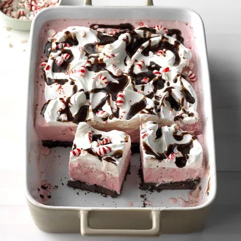 Frozen Peppermint Delight Recipe: How to Make It Mint Ice Cream Dessert, Baking Pan Recipes, Christmas Desert Recipes, Easy Christmas Dessert Recipes, Cranberry Christmas Cake, Dessert Recipes For A Crowd, Hot Fudge Topping, Easy Christmas Dessert, Easy Dessert Recipes Christmas