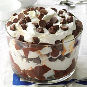 Peanut Butter Cup Trifle. Only 5 ingredients! I think I will substitute the whipped topping with whipped cream though... Seems like the whipped topping would make it overly sweet. Peanut Butter Cup Trifle, Trifle With Angel Food Cake, Peanut Butter Trifle, Weight Watcher Desserts, Brownie Trifle, Trifle Desserts, Low Carb Dessert, Trifle Recipe, Peanut Butter Cup