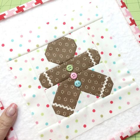 Bee In My Bonnet: Have Yourself a Quilty Little Christmas - an Instagram Sew Along !!! Gingerbread Quilt, Christmas Quilt Blocks, Christmas Patchwork, Christmas Blocks, Christmas Quilt Patterns, Holiday Sewing, Bee In My Bonnet, Visual Memory, Holiday Quilts