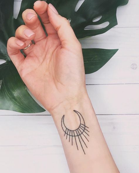 2,253 mentions J’aime, 7 commentaires - 𝓈𝓉𝑒𝓅𝒽 (@ink.dust) sur Instagram : "Rising Woman symbol for this lovely gal. Thanks for the trust and the chats! . And extra big thanks…" Woman Symbol Tattoo, Rising Woman Symbol Tattoo, Rising Woman Tattoo, Rising Woman Symbol, Arrow Tat, Rising Tattoo, Woman Rising, Queen Of Hearts Tattoo, Pearl Tattoo