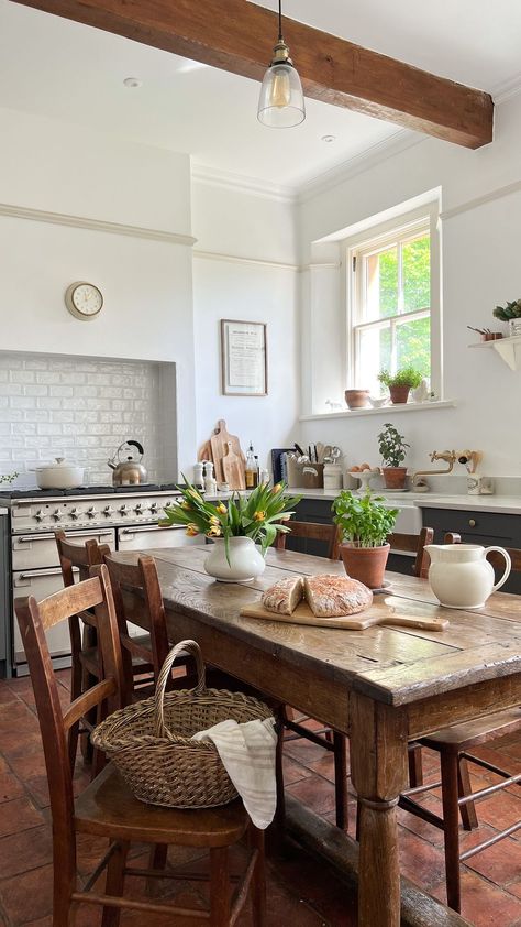 Tale Victoria, English Cottage Kitchens, English Cottage Decor, English Cottage Style, Cottage Kitchens, Home Styles, Cottage Kitchen, English Cottage, Cottage Homes