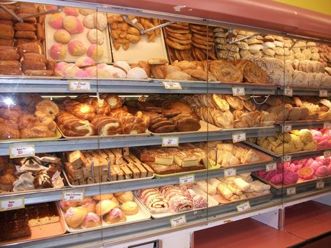 pan dulce Mexican Bakery Shop, Hispanic Desserts, Bread Store, Mexican Bakery, Mexican Sweets, Mexican Sweet Breads, Mexican Bread, How To Store Bread, Bread Shop