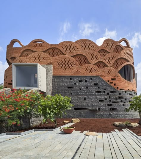 PMA Madhushala wraps Indian home in perforated wall of brick and stone Bricks Design, Bricks Architecture, Brick Structure, Indian Houses, Architecture Work, Ikea Sofas, Shigeru Ban, Brick Decor, Facade Architecture Design