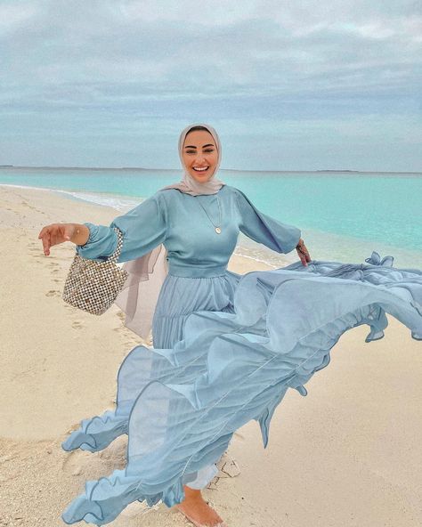 Maldives blue Outfit dress hijab fashion Dress Beach Outfit Muslimah, Beach Looks Outfits Hijab, Maldives Modest Outfit Ideas, Maldives Hijab Outfit, Honeymoon Outfits Hijab, Maldives Outfit Ideas For Hijabi, Dress Pantai Hijab, Muslimah Beach Outfit, Modest Beach Outfit Hijab