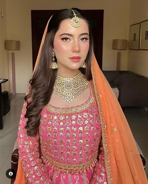 Glowy Glam, Mehndi Makeup, Cute Bride, Light Makeup Looks, Mehndi Dress, Bridal Makeup Images, Engagement Bride, Mehndi Brides, Bridal Dresses Pakistan