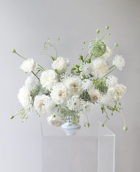 White Floral Centerpieces, White Flower Arrangements, Modern Centerpieces, White Centerpiece, Flower Installation, Start A Fire, White Vase, White Wedding Flowers, Vase Arrangements