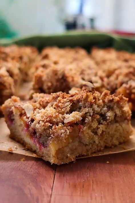 Plum Recipes Vegan, Plum Muffins, Crumble Cake Recipe, Plum Dessert, Vegan Gluten Free Cake, Almond Crumble, Snacking Cake, Plum Recipes, Crumble Cake