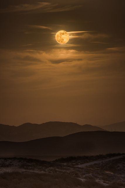 Iron Mountain, Shoot The Moon, Look At The Moon, Moon Pictures, Super Moon, The Full Moon, Beautiful Moon, Moon Glow, Jolie Photo