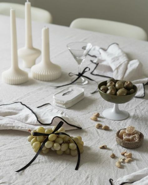 Holiday Table Setting Inspiration: Tied Up in a Bow Minimal Table, Setting Inspiration, Xmas Dinner, Table Setting Inspiration, Digital Publication, Holiday Table Settings, Holiday Tablescapes, Birthday Table, Food Table