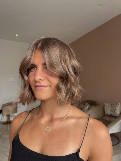 Blunt bob haircut of dreams Dark Blonde Balayage Short Hair, Light Brown Hair Dark Eyebrows, Honey Brown Short Hair, Light Brown Bob Haircut, Balayage Pixie Hair, Dark Blonde Short Hair, Honey Brown Bob, Short Hair Balayage Brunette, Dirty Blonde Bob