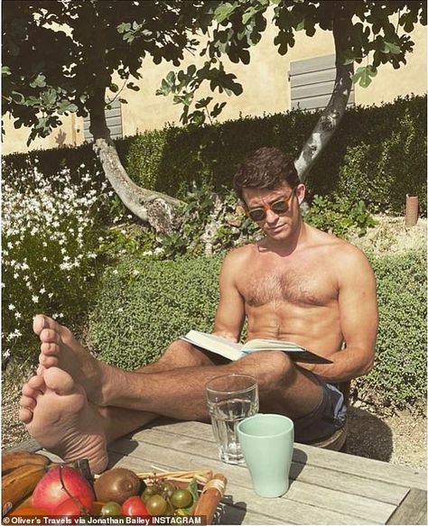 Jonathan Bailey, Ripped Abs, Perfect Man, Celebrities Male, Celebrity Crush, Rap, Actors, Magazine, Reading