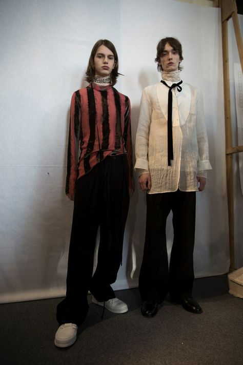 Ann Demeulemeester Menswear, Juergen Teller, Models Backstage, Cyberpunk Fashion, Quirky Fashion, Androgynous Fashion, Fashion Music, Ann Demeulemeester, Future Fashion