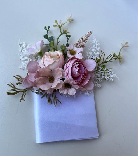 Groom pocket buttonhole card Corsage For Groom, Pocket Boutonniere Simple, Pocket Square Boutonniere Diy, Boutiniere Ideas Grooms, Groom Flower Pocket, Wedding Pocket Flowers, Groom Pocket Flowers, Pocket Flowers Groom, Pocket Boutineer