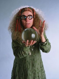 Day 7: Least favorite Hogwarts professor. My first thought for this category was Umbridge, but she only had a year of teaching so I decided to go with Trelawney who was a bit more regular than Umbridge. It always annoyed me that even though Trelawney was an actual seer, she couldn't control when she had her visions. So when she couldn't channel her powers of divination, she would make up a prophecy and use it to terrify the students she had. In many ways she was just like a bully. Harry Potter Kostüm, Film Harry Potter, Harry Potter Wiki, Severus Rogue, Lily Potter, Harry Potter Cosplay, Buku Harry Potter, Harry Potter Halloween, The Prisoner Of Azkaban