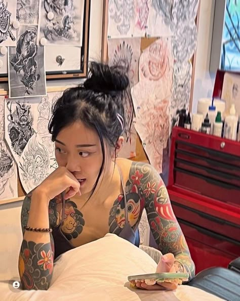 Tattoo Baddie, Japanese Tattoo Women, Japanese Back Tattoo, Tattoo Japanese Style, Aesthetic Watercolor, Yakuza Tattoo, Japan Tattoo Design, Tattoed Women, Irezumi Tattoos