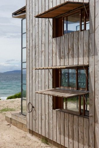 Whangapoua / Crosson Clarke Carnachan | ArchDaily Tiny Beach House, Beachfront Home, Beach Cabin, Lots Of Windows, Beach Retreat, House Beach, Beach Shack, Exterior Cladding, Dream Cottage