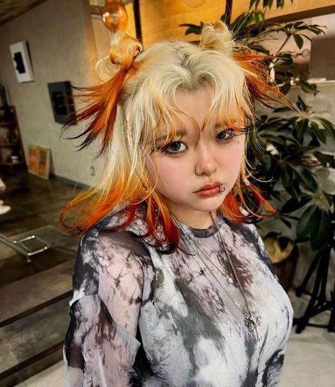 #2000schunkyhighlights #sunkissedhairbrunette #edgesideas #裾カラーボブ #promhairstyles Fox Hair Dye, Short Bleached Hair, Κούρεμα Bob, Easy Bun Hairstyles, Dyed Hair Inspiration, Fishtail Braid, Punk Hair, Short Hair Tutorial, Trendy Hair Color