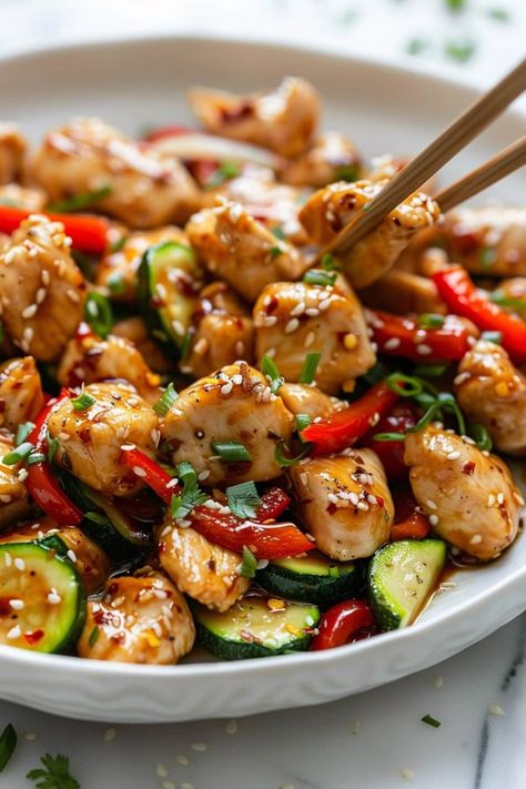 Skip ordering out and make this honey garlic chicken stir-fry at home! It's sweet, savory, and so easy to make! Asian Chicken Marinade Stir Fry, Grilled Chicken Stir Fry, Fihitias Chicken, Trader Joes Stir Fry Recipes, Thai Stir Fry Recipes, Spend With Pennies Recipes, Easy Dinners Chicken, Wok Recipes Easy, Chicken Asian Recipes