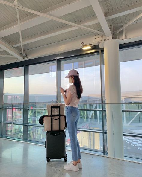 Airport Pose, Outfit Bandara, Comfortable Airport Outfit, Korea Wallpaper, Celebrity Casual Outfits, Fashion Terms, Fashion Corner, Korean Casual Outfits, Girls Fashion Clothes