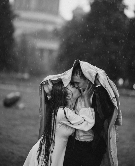 Rainy Photoshoot, Rainy Engagement Photos, Couple In Rain, Rain Wedding, Nyc Engagement, Kissing In The Rain, Photo Shoot Ideas, Rainy Wedding, Couples Vibe