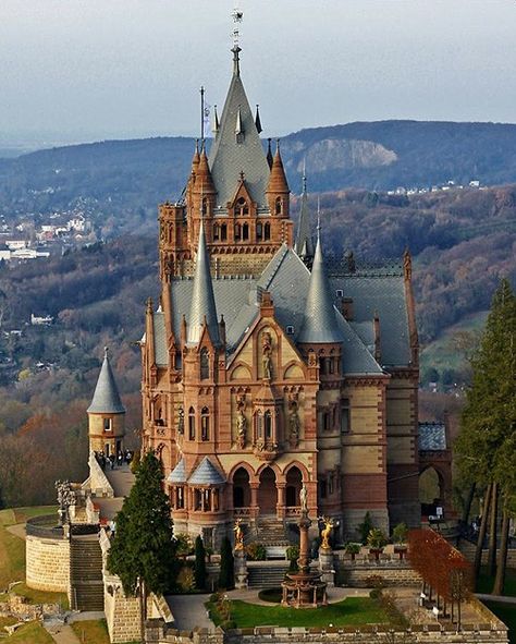 Drachenburg Castle, Castle Parts, Hohenzollern Castle, Bodiam Castle, Castle Pictures, Old Castle, Famous Castles, Haunted Castle, Castle House