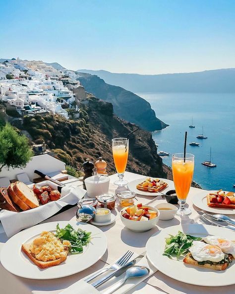 BREAKFAST IN SANTORINI, GREECE Santorini Grecia, Things To Do In Santorini, Greece Honeymoon, Honeymoon Vacations, Resort Villa, Hotel Stay, Seaside Getaway, Food Experiences, Santorini Greece