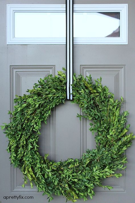 No glue or floral wire is required to make this chic and modern boxwood wreath. Modern Wreath Christmas, Making Wreaths, Chirstmas Decor, Winter Wreath Diy, Moss Wreath, Easy Diy Wreaths, Crafts For Teens To Make, Modern Wreath, Burlap Wreaths