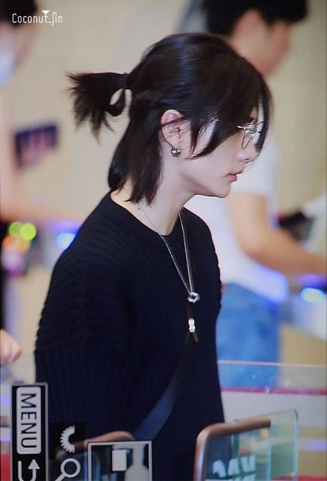 Hyunjin ponytail.😘 Two Ponytails, Hyunjin Pics, Long Hair Ponytail, Half Ponytail, You Drive Me Crazy, Hairstyles With Glasses, Kpop Hair, Skz Pics, Straykids Hyunjin Photoshoot