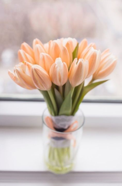 Tulip Bridesmaid Bouquet, Spring Wedding Photography, Bridesmaids Spring, Cocktail Wedding Reception, Tulip Wedding, Orange Tulips, Lace Bride, Blue Tulips, Tulip Bouquet