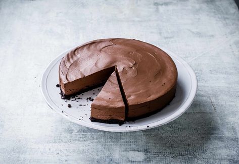 Vegan chocolate cheesecake Plant Based Cheesecake, Vegan Chocolate Cheesecake, Tofu Cheesecake, Oreo Biscuits, Vegan Cheesecake Recipe, Dinner Party Desserts, Chocolate Cheesecake Recipes, Vanilla Cheesecake, Silken Tofu