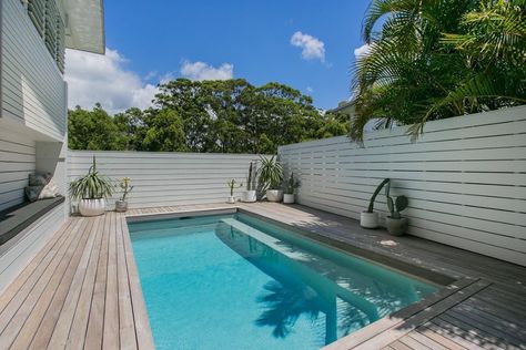 Pool Area Privacy Ideas, Pool Privacy, Coastal Pool, Screened Pool, Pool Fencing, Modern Pool, Pool Fashion, Garden Screening, Pool Garden