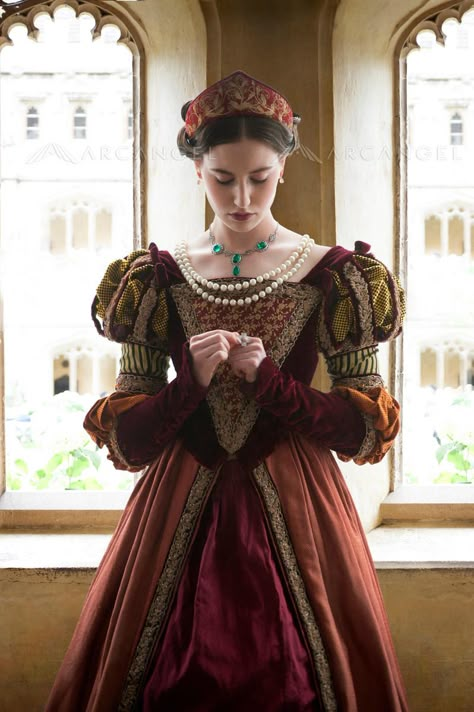 Tudor Dress, Tudor Fashion, Medieval Woman, Fantasy Dresses, Medieval Clothing, Medieval Dress, Medieval Fashion, Historical Costume, Historical Dresses