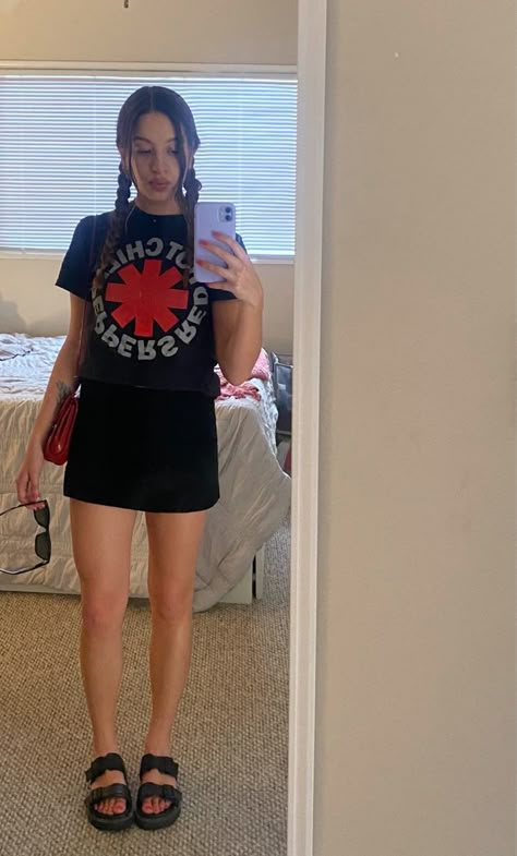 Casual Miniskirt Outfits, Aesthetic Black Mini Skirt Outfit, Black Skort Outfit Aesthetic, 90s Black Mini Skirt, Denim Skirt Tshirt Outfit, Athletic Mini Skirt Outfit, Short Black Mini Skirt Outfit, Black Skirt And Tshirt Outfits, Mini Skirt T Shirt Outfit