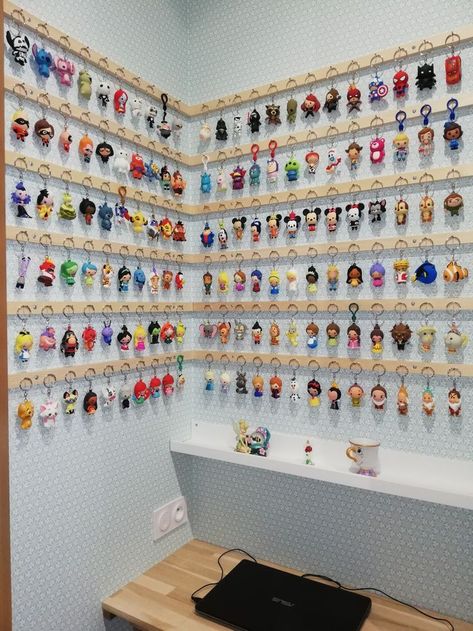 Keychain Wall Display, Retail Keychain Display, Keyring Collection Display, Keychain Holder Wall, Key Ring Display Ideas, Keyring Display Ideas, Keychain Collection Display Ideas, How To Display Keychains, Keychain Holder Diy