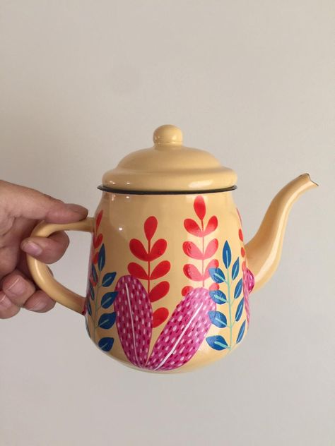 Teapot Ceramic Painting, Painted Teapot Ideas, Pottery Painting Teapot, Paint Pottery, Box Painting, Eclectic Homes, Painted Teapot, Cerámica Ideas, Pottery Teapots