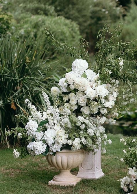 Flower Pedestals Wedding, Montage Wedding, White Flower Decor, White And Green Wedding Flowers, Bordeaux Wedding, Wedding Flowers Centerpieces, Proposal Party, Lake House Wedding, White Wedding Decorations