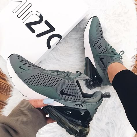 Green Nike Shoes, Nike 270, Sneaker Outfits, Sneaker Nike, Basket Style, Shoes Photography, Baskets Nike, Nike Air Shoes, Sporty Sneakers